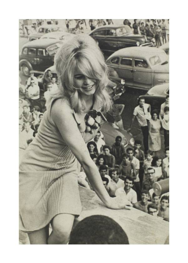 Bardot On Balcony – Fotokunst