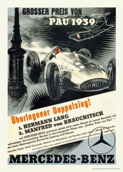 Vintage plakat af Grand Prix of Pau 1939 med en Mercedes-Benz W154 racervogn, skabt for at fejre løbet vundet af Hermann Lang. Sort-hvid illustration med røde og sorte detaljer. En del af vores nye eksklusive samling af vintage-inspirerede plakater. Tilgængelig på postershop.dk