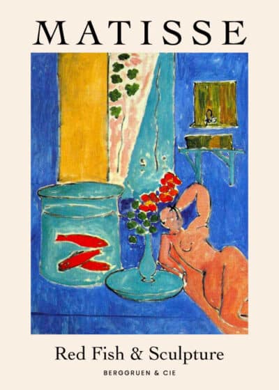 Plakat med en kunstnerisk scene af rød fisk i et akvarium, en vase med blomster og en nøgen skulptur på en blå og gul baggrund.