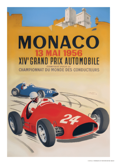 Monaco-Grand-Prix-1956-plakat-Postershop-dk med en rød racerbil i fuld fart, forfulgt af en blå racerbil mod en baggrund af Monacos bygninger og landskab.